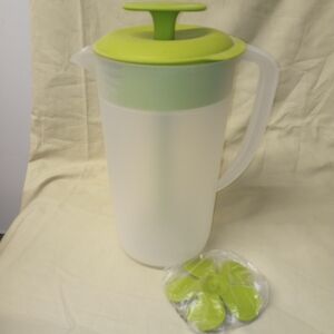 NEW, Tupperware 1/2 Gallon Mixing Pitcher with Lid